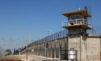 ردًا على قرارات الاحتلال.. أسرى عوفر يتخذون إجراءات تصعيدية ضد مصلحة السجون