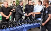 صحيفة عبرية: الأسلحة التي وزعت على المستوطنين بيعت لمقاومين فلسطينيين