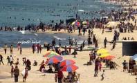 صورة على شاطئٍ دير البلح في يوم حار: الاحتلال غاضب وصاحب الدّار يعانق أمواجها  
