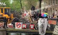 بعد أن استخدمت جرافة في القمع.. طلبة امستردام يطردون مركبة شرطة 