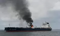 الماء يتسرب إلى داخلها .. استهداف سفينة قبالة اليمن بثلاثة صواريخ 