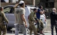 الاحتلال يحاصر بيتا والمستوطنون يضرمون النار ويطعنون فلسطينيًا 