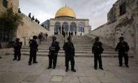 الاحتلال يفرض إغلاقٍا شاملًا على الضفة ويمنع الصلاة بالأقصى 