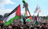 غضب رسمي بعد هتافات ضد جيش الاحتلال في مهرجان موسيقي ضخم ببريطانيا 