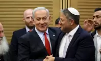 صحيفة عبرية: نتنياهو يتعهّد بتهجير آلاف الفلسطينيين من غزة لإرضاء بن غفير