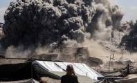 الاحتلال يقصف برجًا سكنيًا في غزة ويُصعّد تهجير الفلسطينيين وسط تفاقم المجاعة