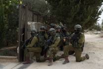 جنود الاحتلال ينتشرون على مدخل منزل