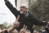 الشيخ-على-الاكتاف-بعد-جلسة-محكمة-في-حيفا