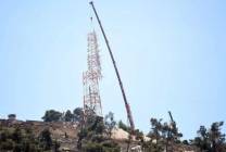 إحدى الشركات الإسرائيلية تقوم بتركيب برج تقوية 