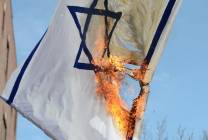 Israeli_flag_burned_by_Neturei_Karta-1091x520-c