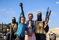 صور| القسام ينظم معرضًا للأسلحة في قطاع غزة