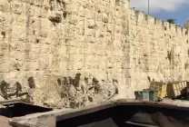 الاحتلال يستكمل عمليات التجريف في أرض سوق الجمعة الملاصقة لسور القدس