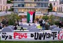 الحراك الطلابي المؤيد لفلسطين يغلق مدخل جامعة عريقة في باريس
