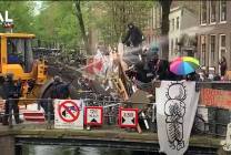 بعد أن استخدمت جرافة في القمع.. طلبة امستردام يطردون مركبة شرطة 