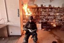 يسرق قيثارة.. يحرق مكتبة.. الإسرائيلي في غزة!
