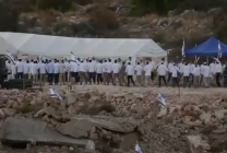  مستوطنون يؤدون طقوسًا تلمودية استفزازية غرب سلفيت 