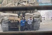 ضباط وجنود بجيش الاحتلال يعترفون باستخدام الفلسطينيين دروعًا بشريًا