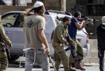 الاحتلال يحاصر بيتا والمستوطنون يضرمون النار ويطعنون فلسطينيًا 
