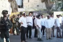 مستوطنون يقطعون أشجارًا ويعتدون على الفلسطينيين واقتحامات واسعة لجيش الاحتلال