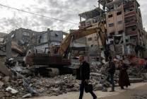 طواقم الدفاع المدني خلال إزالة ركام منزل مدمر في خانيونس جنوب قطاع غزة بحثا عن جثامين شهداء