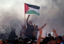 800424-الفلسطينيون-يرفعون-شعارات-خلال-احتجاجاتهم-على-السياج-الحدودى