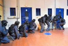 قوات القمع تقتحم