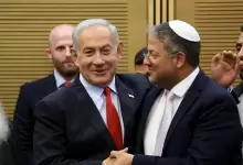 صحيفة عبرية: نتنياهو يتعهّد بتهجير آلاف الفلسطينيين من غزة لإرضاء بن غفير