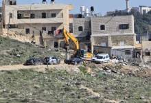 الاحتلال يهدم منزلًا في سلواد ويعتقل فلسطينيين بالضفة 