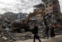 طواقم الدفاع المدني خلال إزالة ركام منزل مدمر في خانيونس جنوب قطاع غزة بحثا عن جثامين شهداء