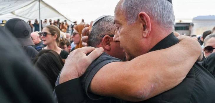 نتنياهو-يواسي-آيزنكوت-في-جنازة-ابنه