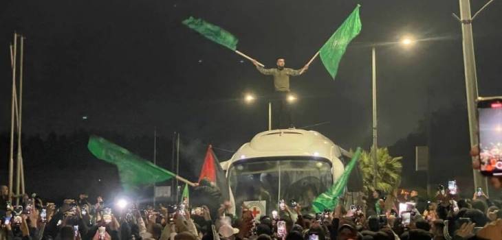 استطلاع من رام الله: الفلسطينيون يسحبون الشرعية من القيادة الرسمية ويمنحونها للمقاومة