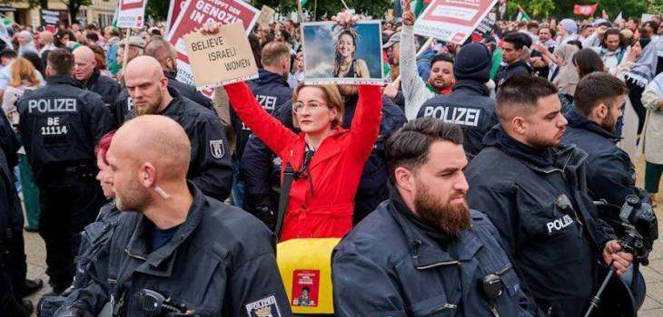 محتجون يهاجمون سياسية ألمانية مناصرة لجرائم الاحتلال