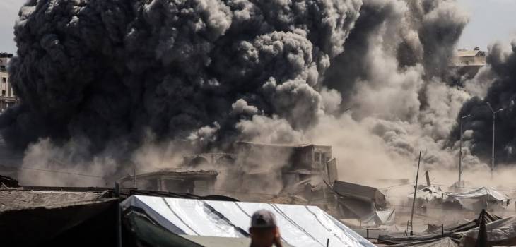 الاحتلال يقصف برجًا سكنيًا في غزة ويُصعّد تهجير الفلسطينيين وسط تفاقم المجاعة