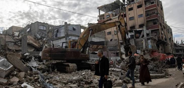 طواقم الدفاع المدني خلال إزالة ركام منزل مدمر في خانيونس جنوب قطاع غزة بحثا عن جثامين شهداء