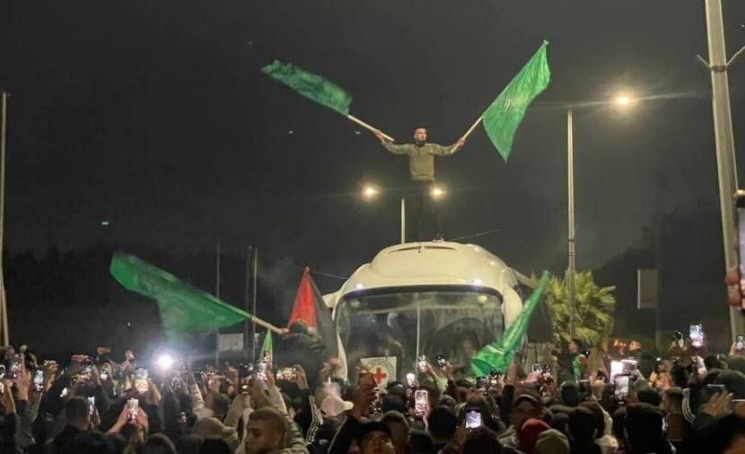 استطلاع أجراه مركز في رام الله: الفلسطينيون يسحبون الشرعية من قيادة السلطة ويمنحونها للمقاومة. إليك أبرز نتائجه 