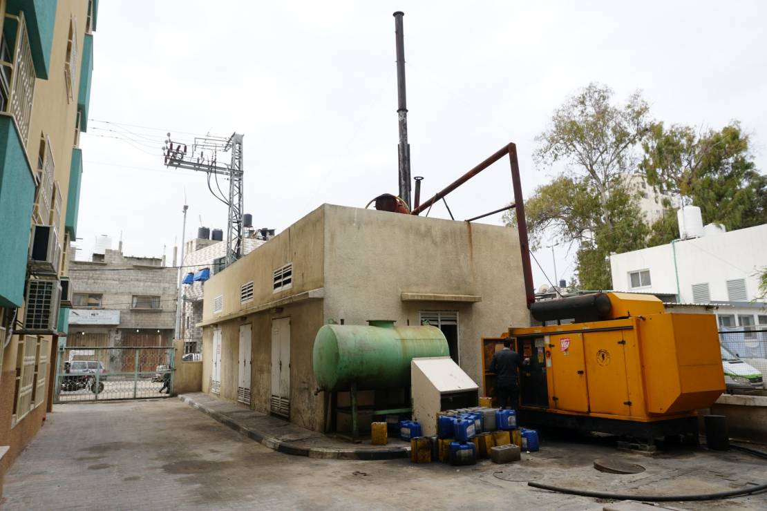 operating_the_generator_for_electricity_at_ar_rantisi_hospital_in_gaza_on_6_february