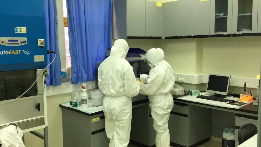 المختبر المركزي لفحص أي عينات يشتبه بإصابتها بفيروس كورونا في الضفة الغربية (5)
