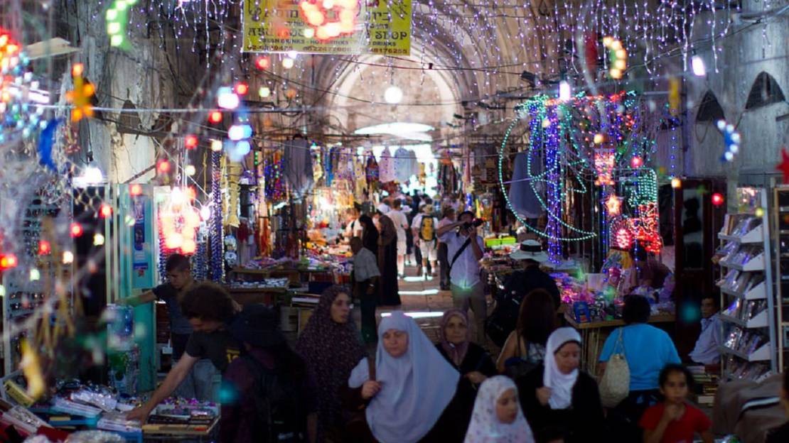 1024px-Jerusalem_muslim_quarter_during_Ramadan_Victor_Grigas_2011_-1-49_mini