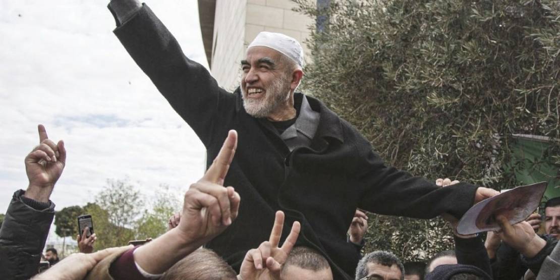 الشيخ-على-الاكتاف-بعد-جلسة-محكمة-في-حيفا