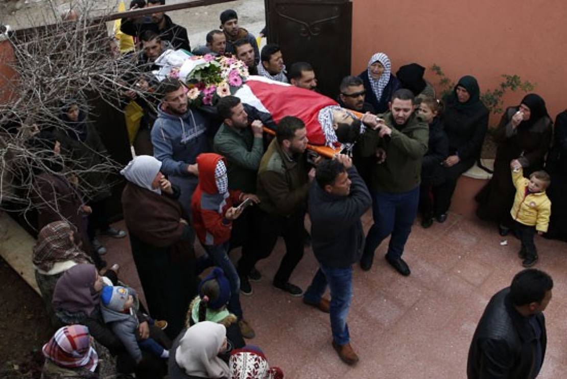 62054-الفلسطينيون-يحملون-جثمان-الشهيد-مصعب-التميمى