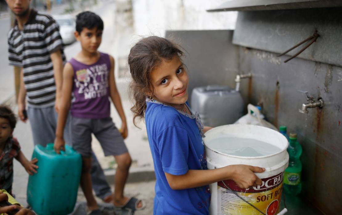 searching-clean-water-gaza-UN068302