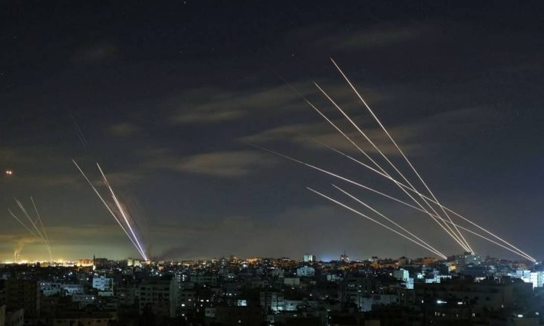 صواريخ-غزة-يمين-والقبة-الحديدية-يسار-730x438