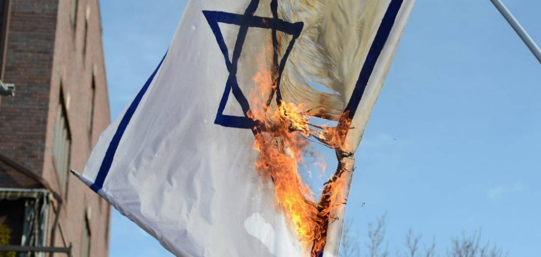 Israeli_flag_burned_by_Neturei_Karta-1091x520-c