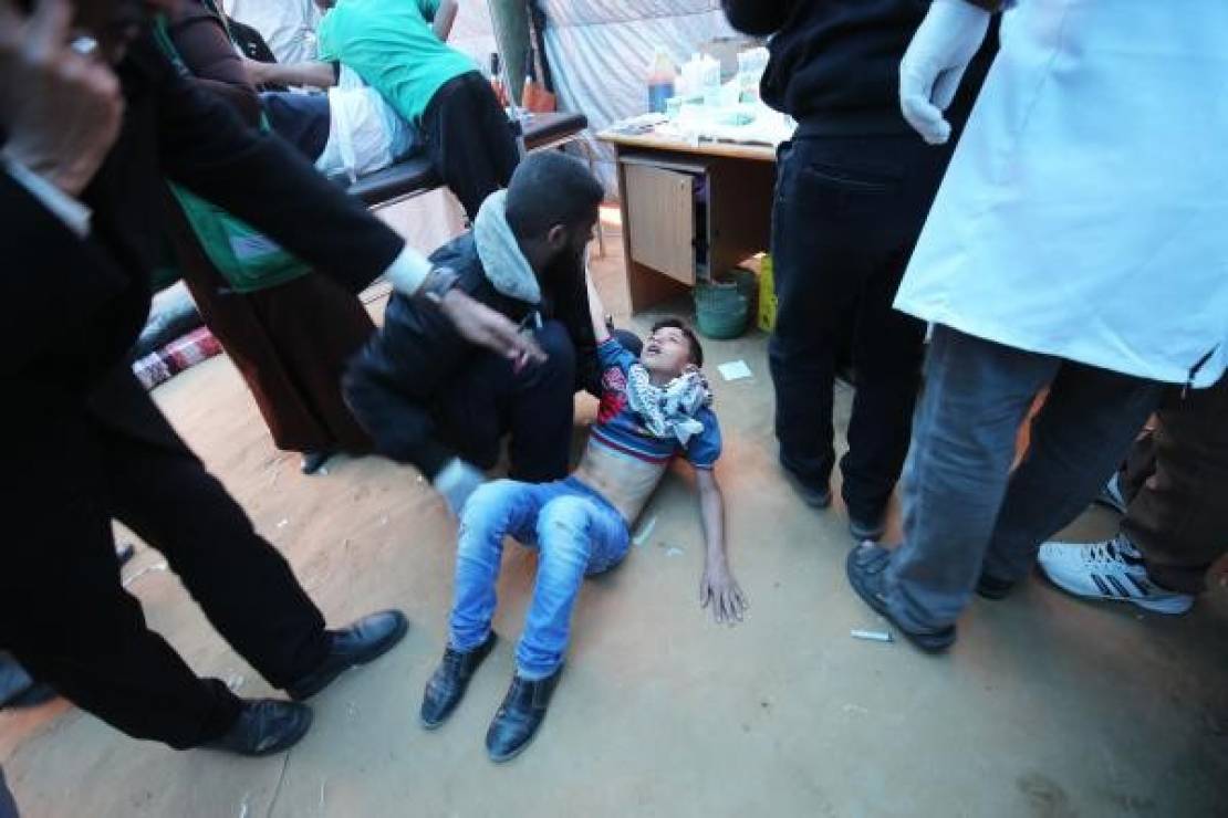 طفل فلسطيني مصاب برصاص الاحتلال خلال مواجهات غزة- (ا ف ب)