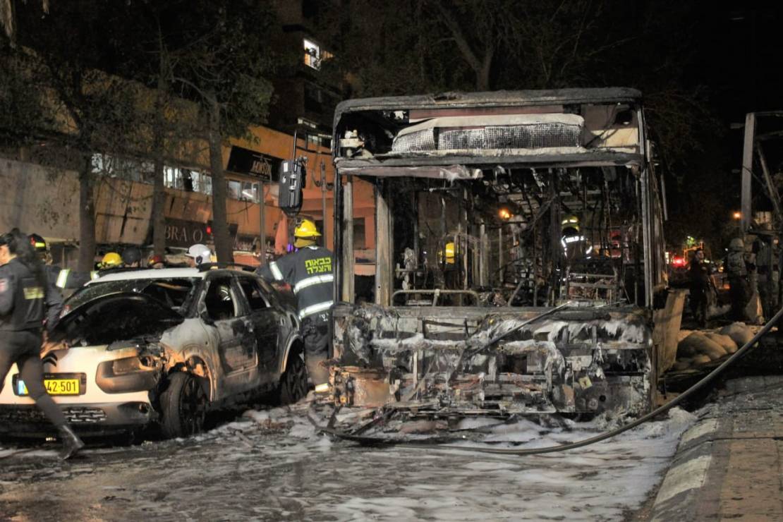 Bus_and_car_burnt_out_after_rocket_hit_in_Holon_Photo_by_Yoav_Keren