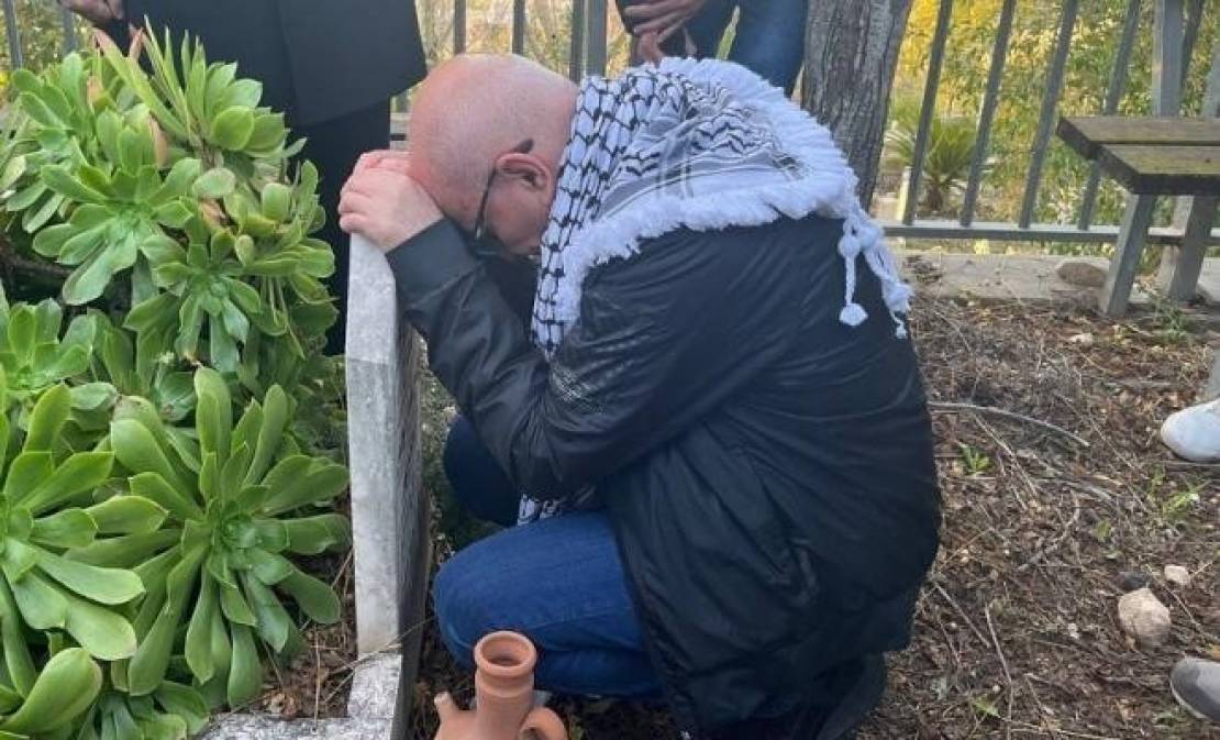 كريم يونس يحتضن قبر والدته