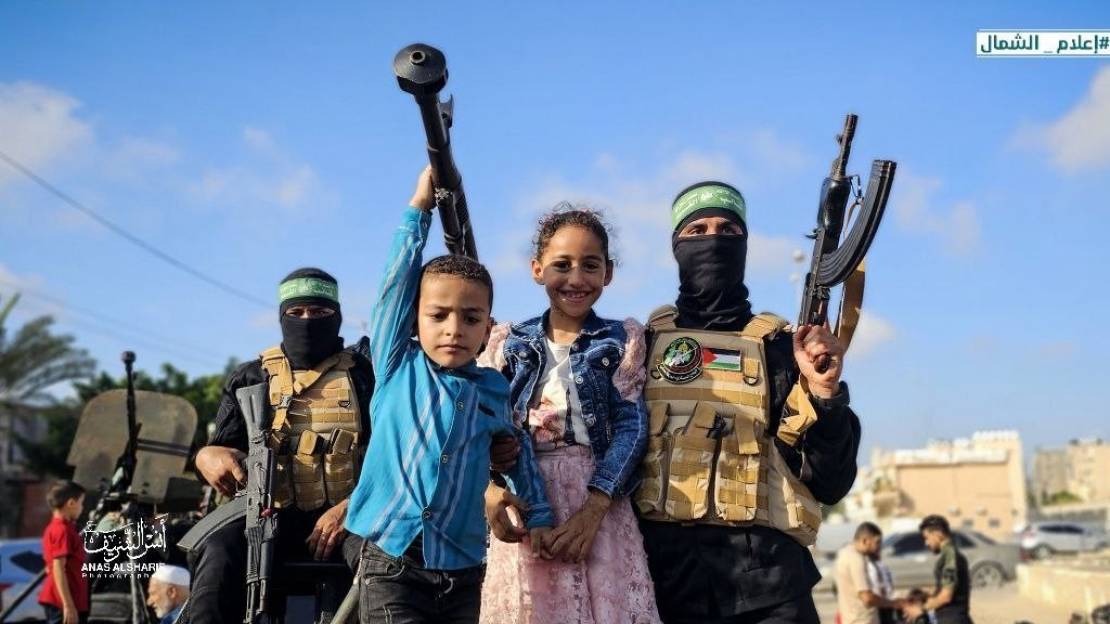 صور| القسام ينظم معرضًا للأسلحة في قطاع غزة