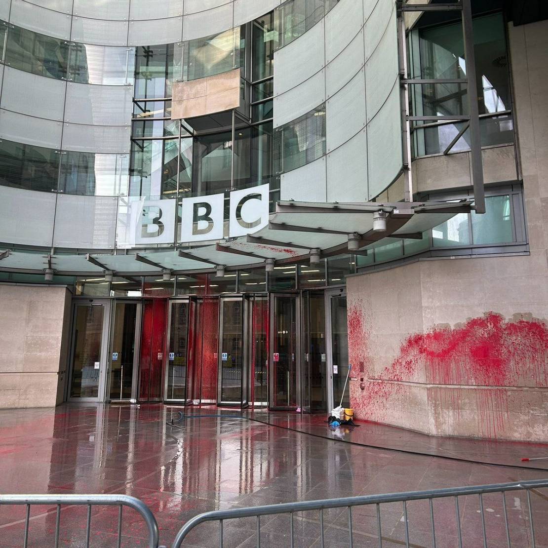 صحفيان يعلنان استقالتهما من BBC بعد تغطيتها المنحازة للاحتلال