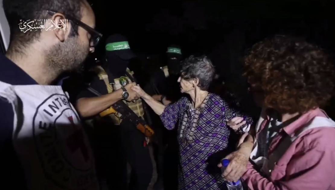 "سلام سلام" .. بتفاصيل إنسانية: القسام ينشر مشاهد لإطلاق سراح محتجزتين 