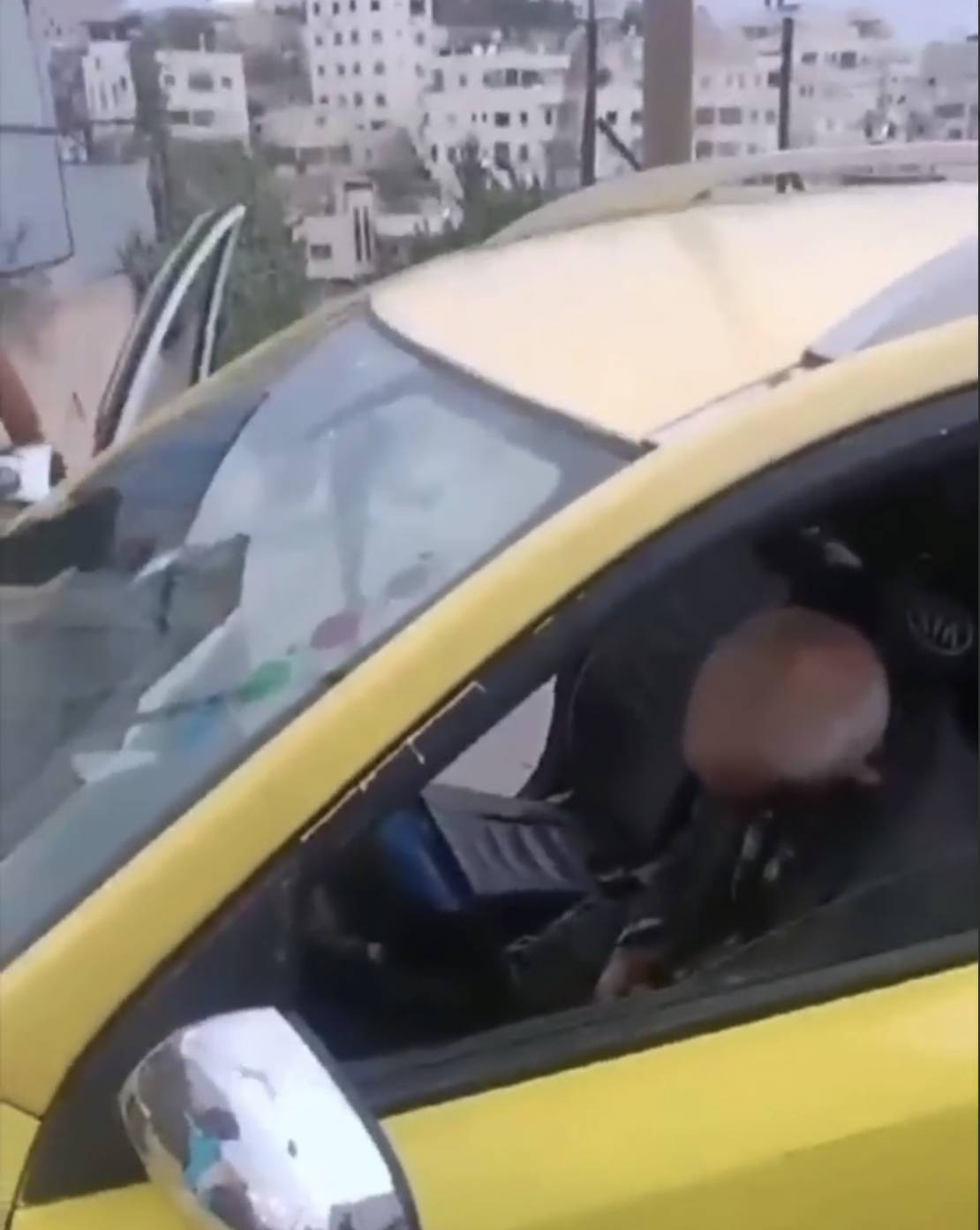 فيديو| الاحتلال يعدم "سائق تكسي" بالخليل ويعتدي بالضرب على آخر أمام أطفاله على البث المباشر 